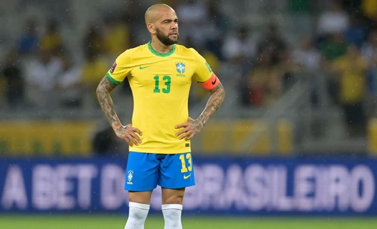Defesa de Daniel Alves entrega recurso e acredita que jogador deve deixar prisão dentro de um mês