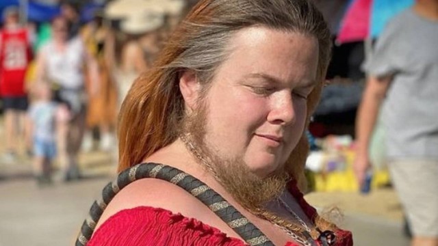 Mulher com a ‘barba mais longa do mundo’ vive em ‘politribo’ e tem relacionamento com mais cinco homens