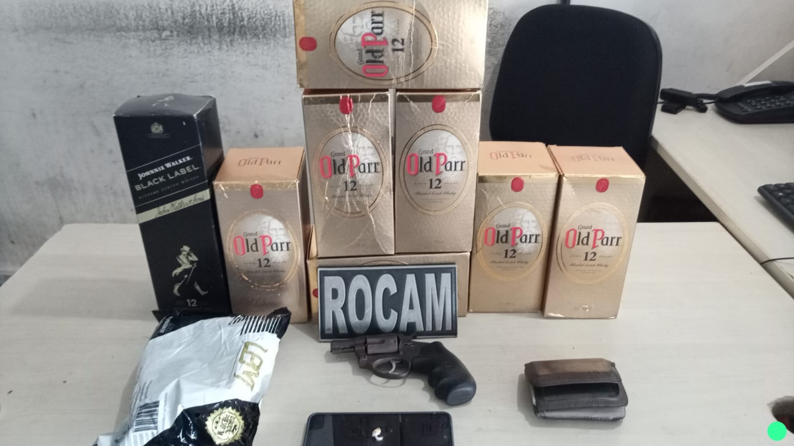 Motoboy é flagrado com arma e drogas em baú e acaba preso em Natal