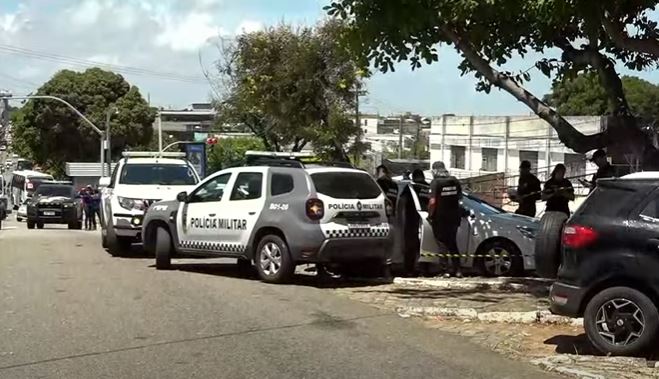 Homem é morto a tiros dentro de carro em avenida no Alecrim