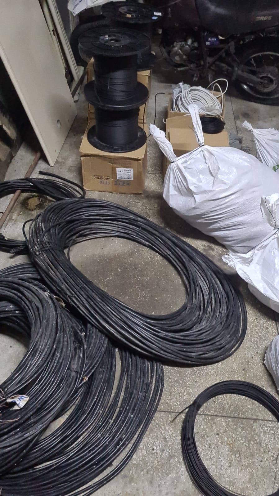 Apreensão de mais de uma tonelada em fios de cobre e fibra ótica/ prisões em flagrante