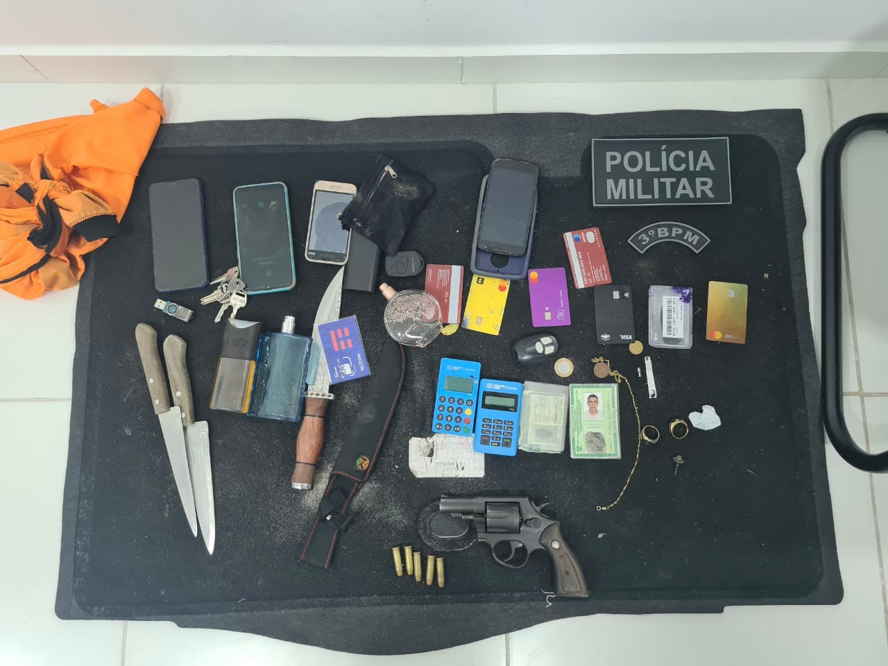 PM prende cinco suspeitos e recupera material de arrastão em Parnamirim