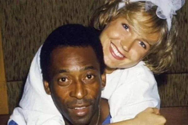 Xuxa se revolta com foto de mulher sorrindo em velório de Pelé
