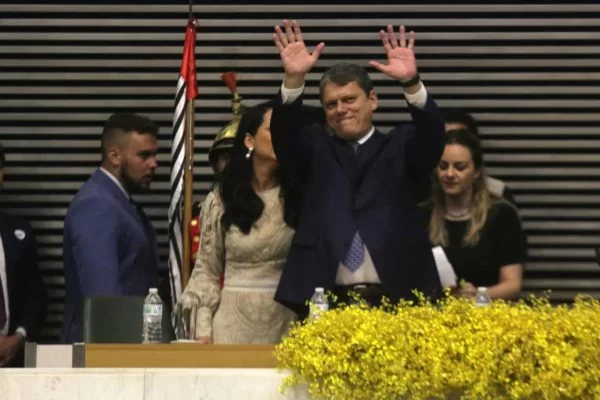 Tarcísio é empossado governador de SP e declara “gratidão” a Bolsonaro