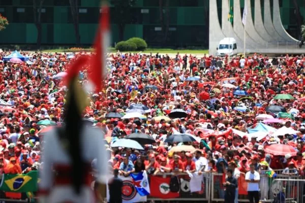 Eduardo Bolsonaro não vê bandeiras do Brasil na posse: “Comunismo”