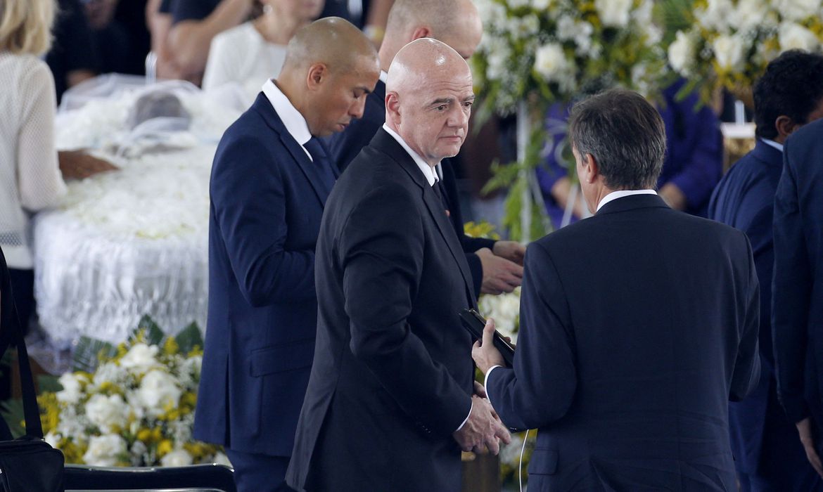 Presidente da Fifa cita dom de Pelé de "tocar corações e emoções"