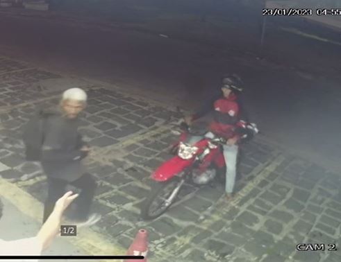 Bandidos dão "migué", rendem vítima e roubam moto em conveniência em Neópolis