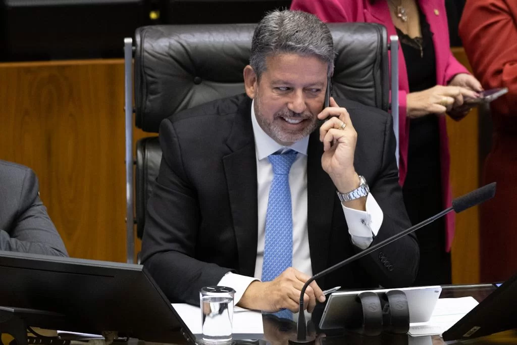 Na véspera da eleição, Lira reajusta verba de gabinete de deputados