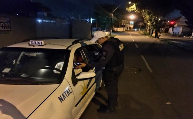 Taxista é autuado na Lei Seca em plena atividade profissional em Natal