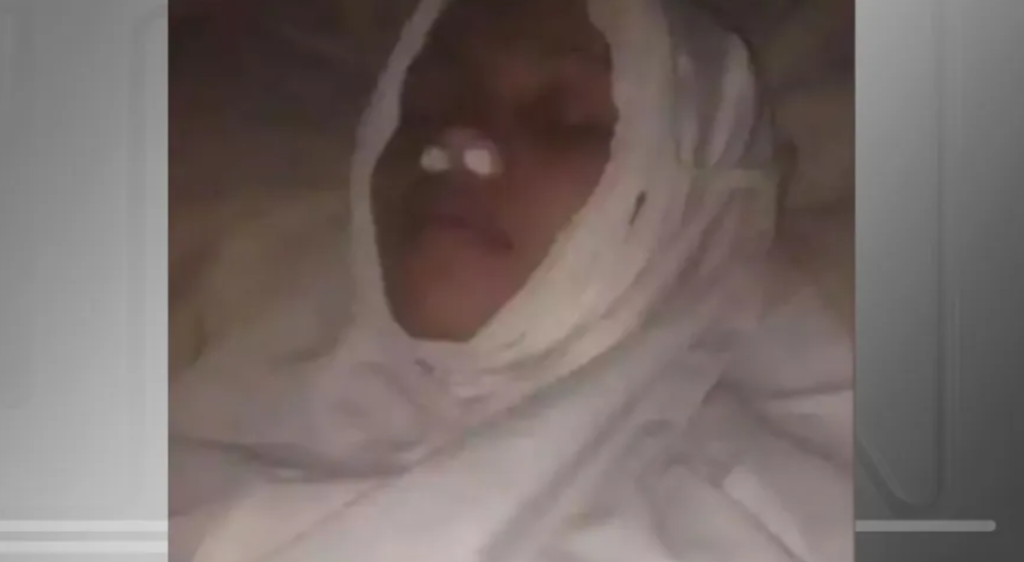 Para não pagar dívida, mulher se finge de morta e família posta até foto de “velório”