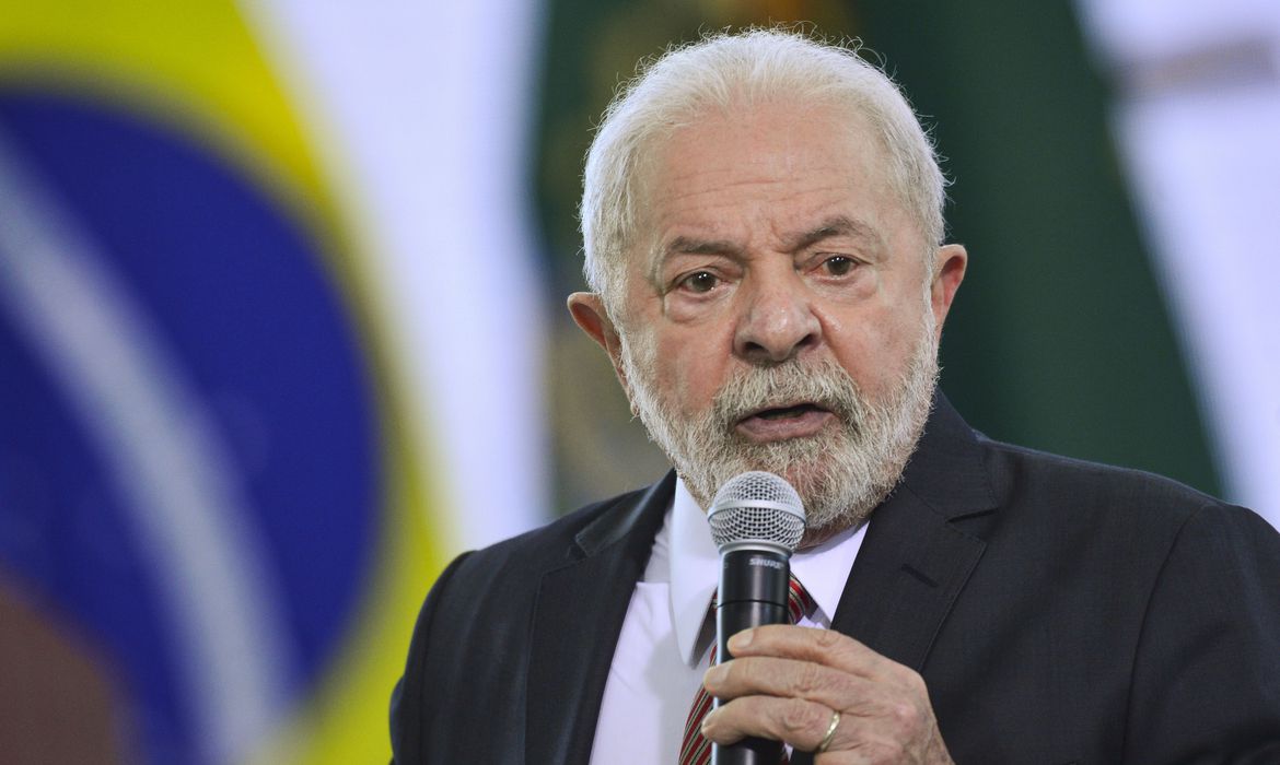 Dólar abre em forte alta e vai a R$ 5,23 após declarações de Lula