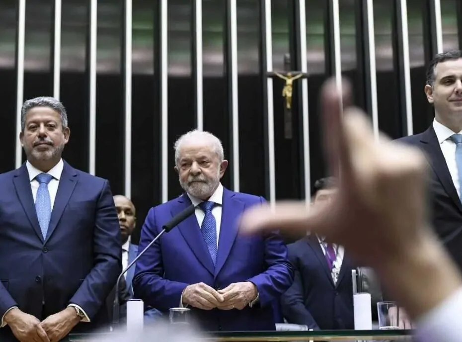 Governo Lula entra em campo e oferece cargos do segundo escalão para reeleger Pacheco no Senado, diz colunista