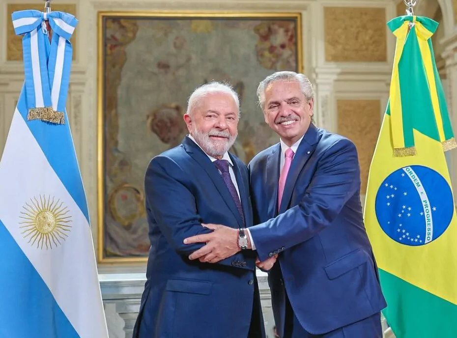 Lula pede desculpas por Bolsonaro e diz que está “de volta para fazer bons acordos com Argentina”