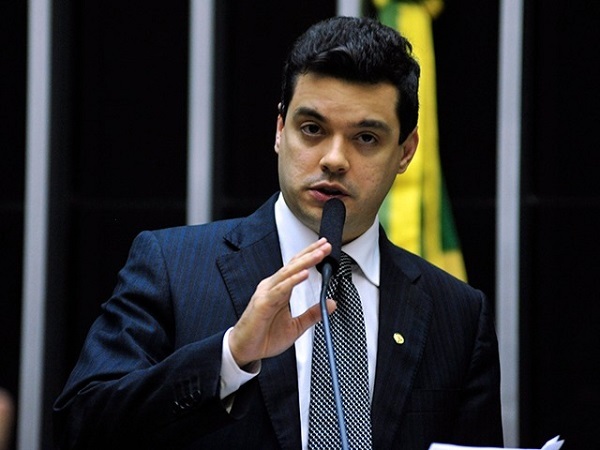 Vice-governador do RN tem imagem utilizada em tentativa de golpe via WhatsApp