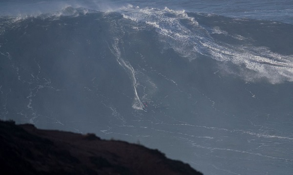 Surfista de ondas gigantes, brasileiro morre após queda em Nazaré