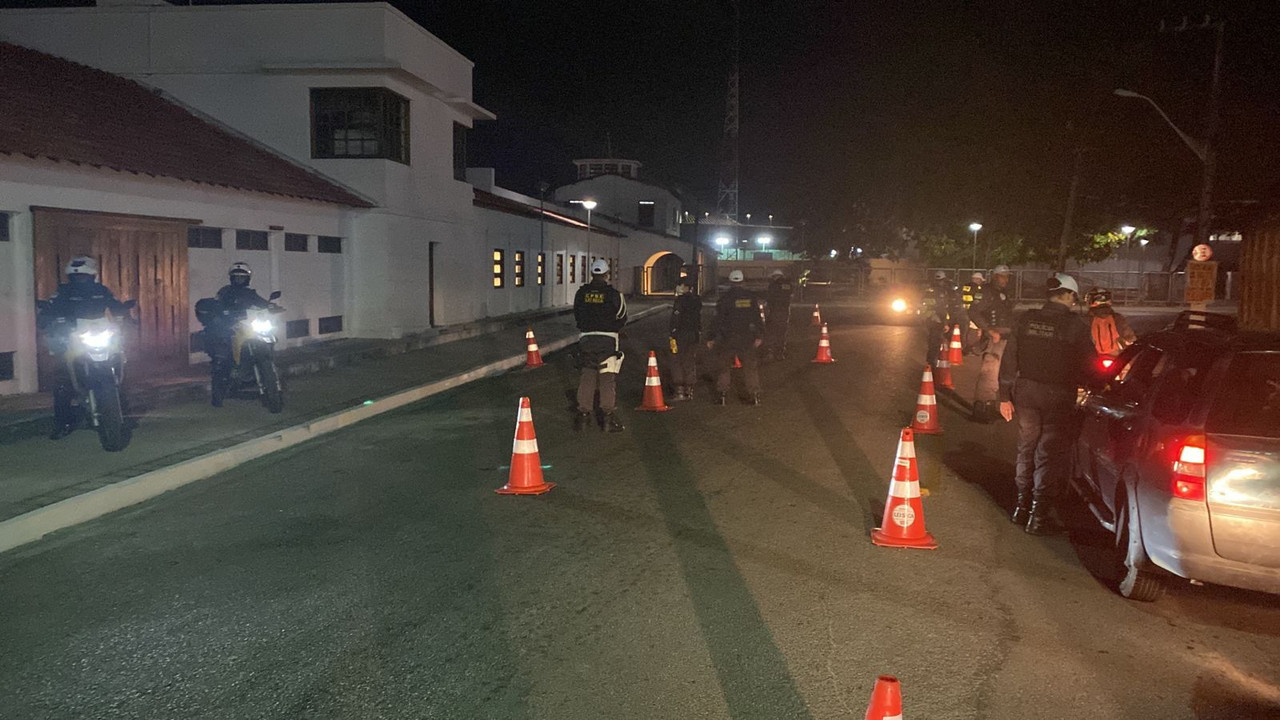 Lei Seca prende cinco condutores embriagados e flagra motorista por aplicativo com drogas em Natal
