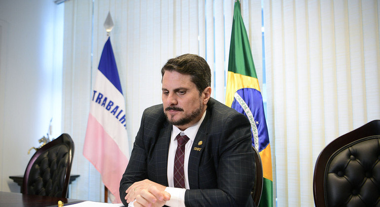 Após depoimento, Marcos do Val afirma que citou nome de Bolsonaro por impulso