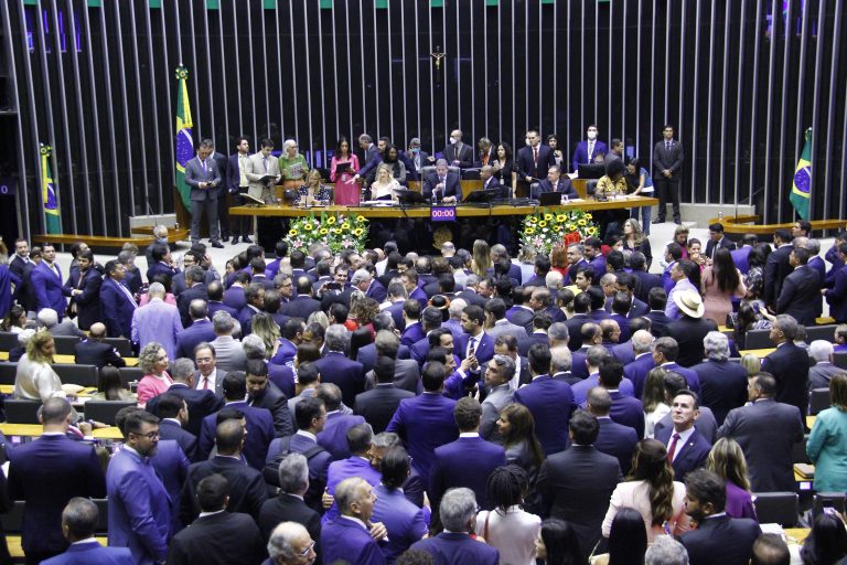 Deputados eleitos tomam posse e dão início à 57ª legislatura da Câmara Federal