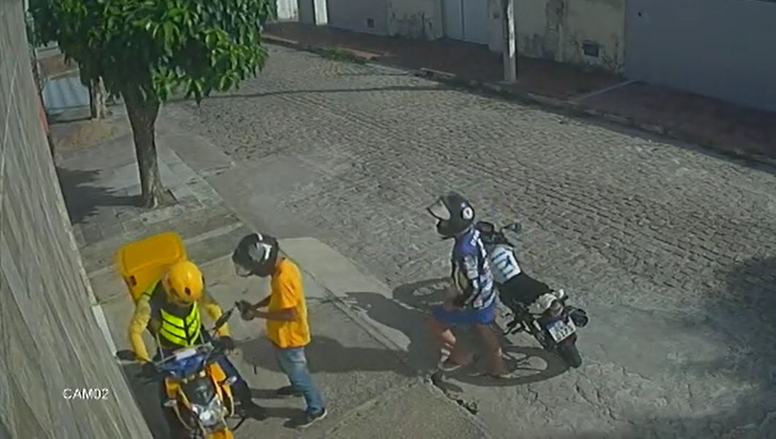 Bandidos rendem funcionário e roubam moto dos Correios com mercadorias em Natal