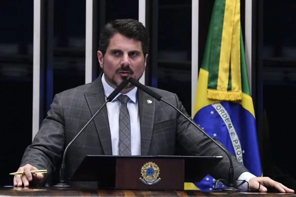 Marcos do Val acusa Bolsonaro de tentar coagi-lo a dar golpe de Estado e anuncia renúncia