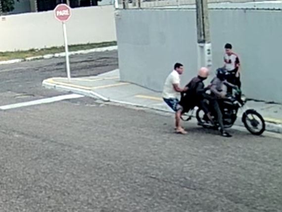 Vítima reage a assalto e briga com bandidos na zona Sul de Natal