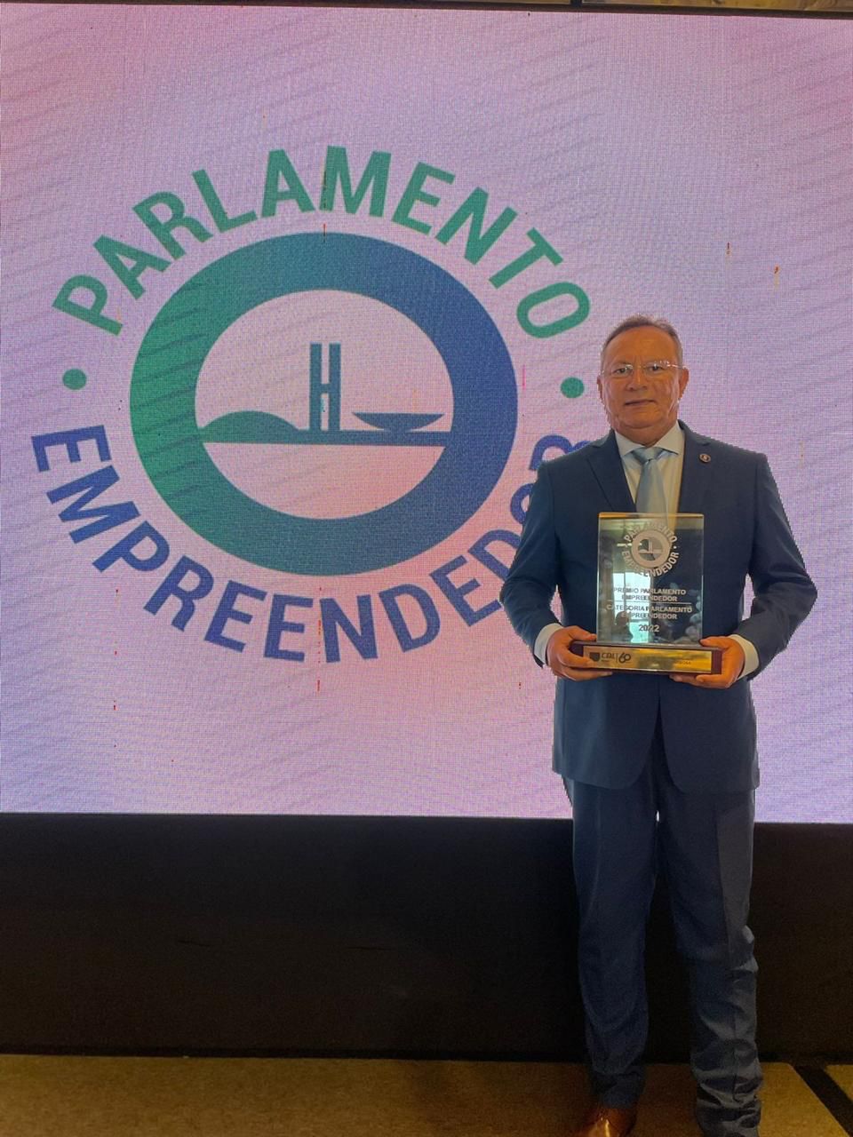 Vereador Raniere Barbosa é premiado na categoria empreendedorismo no Parlamento Empreendedor