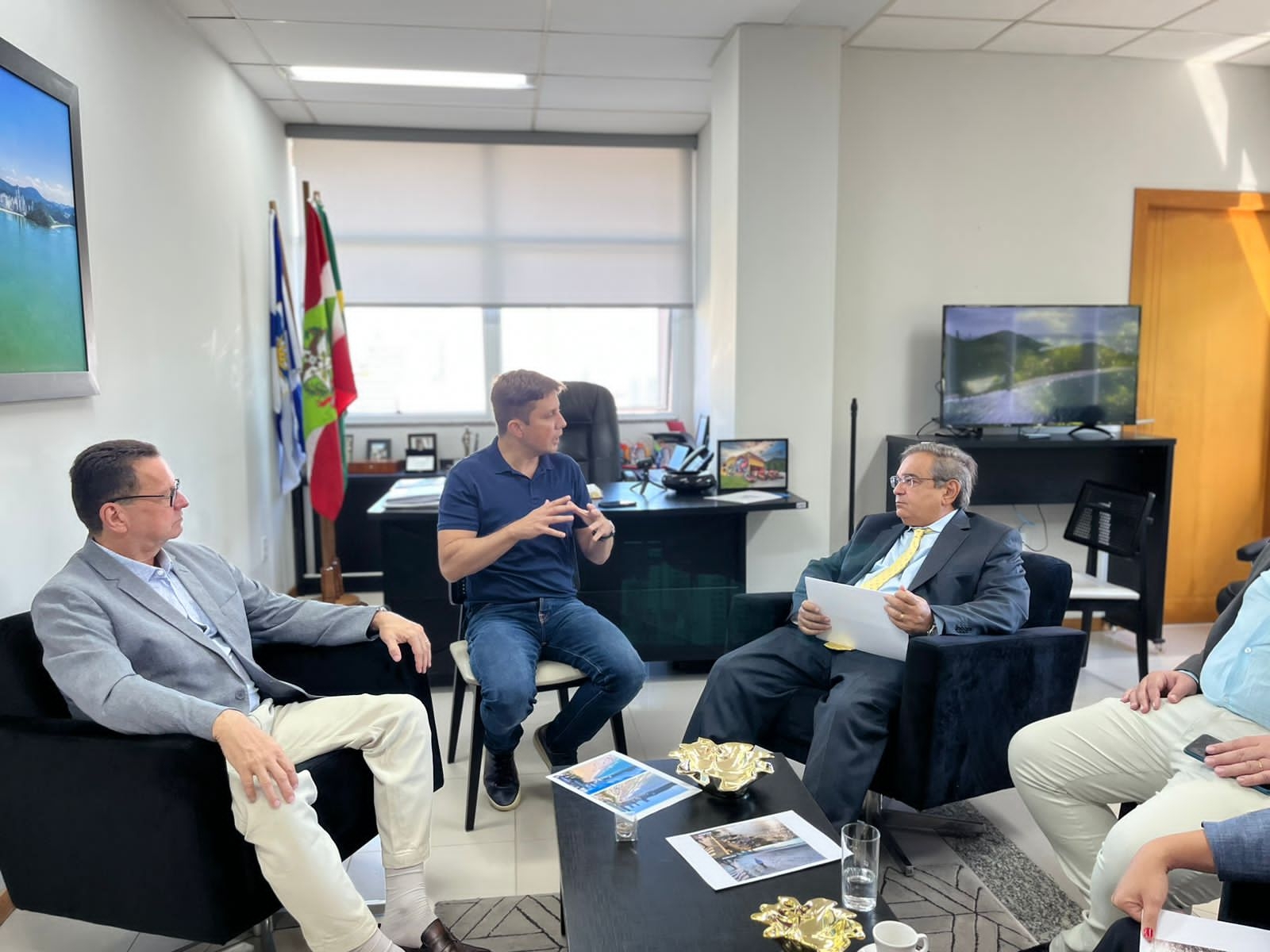 Prefeito de Natal e secretários visitam Balneário Camboriú para conhecer obra semelhante a de Ponta Negra