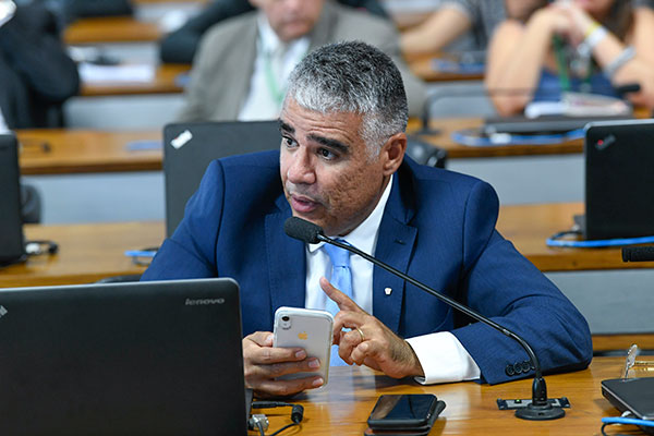 Presidência do Senado: Girão renuncia e declara voto em favor de Rogério Marinho