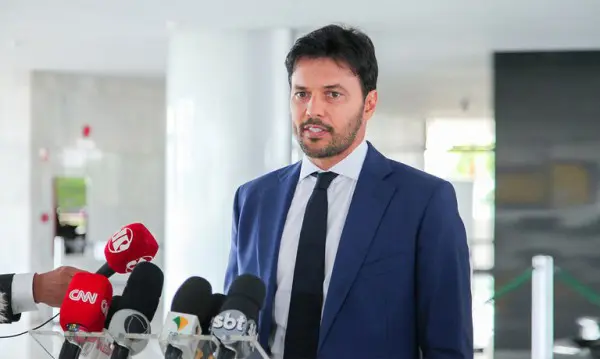 Lula demite metade do Conselho de Ética da Presidência após Fábio Faria receber aval para trabalhar no BTG sem quarentena