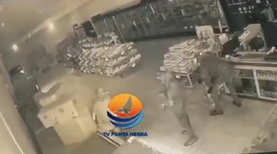 Criminosos incendeiam supermercado no bairro de Felipe Camarão, em Natal