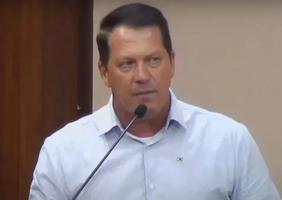 Vereador que ofendeu baianos chora ao pedir desculpas: “Lapso mental”