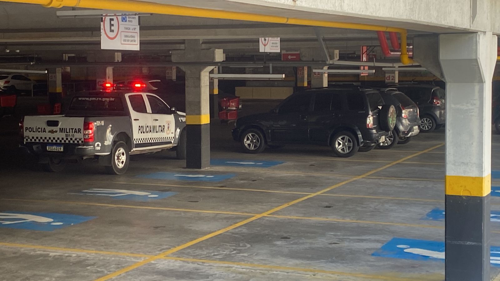 Polícia identifica conteúdo de caixa deixada no estacionamento de supermercado em Natal