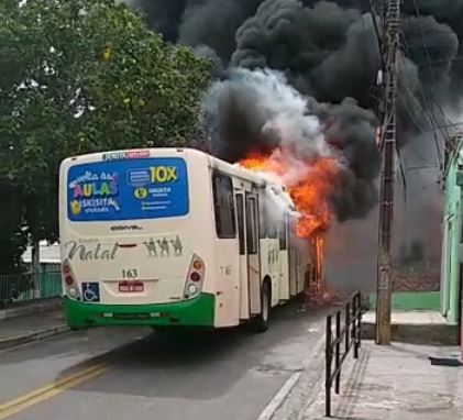 Suspeito de atear fogo em ônibus em Mãe Luiza sofre queimaduras e é apreendido