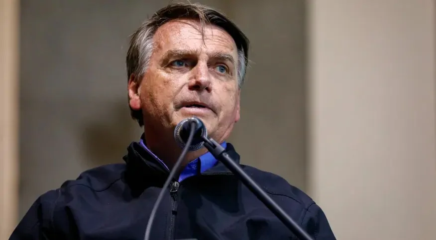 Flávio afirma que Bolsonaro voltará ao Brasil dia 15, apaga postagem e diz que data não está confirmada