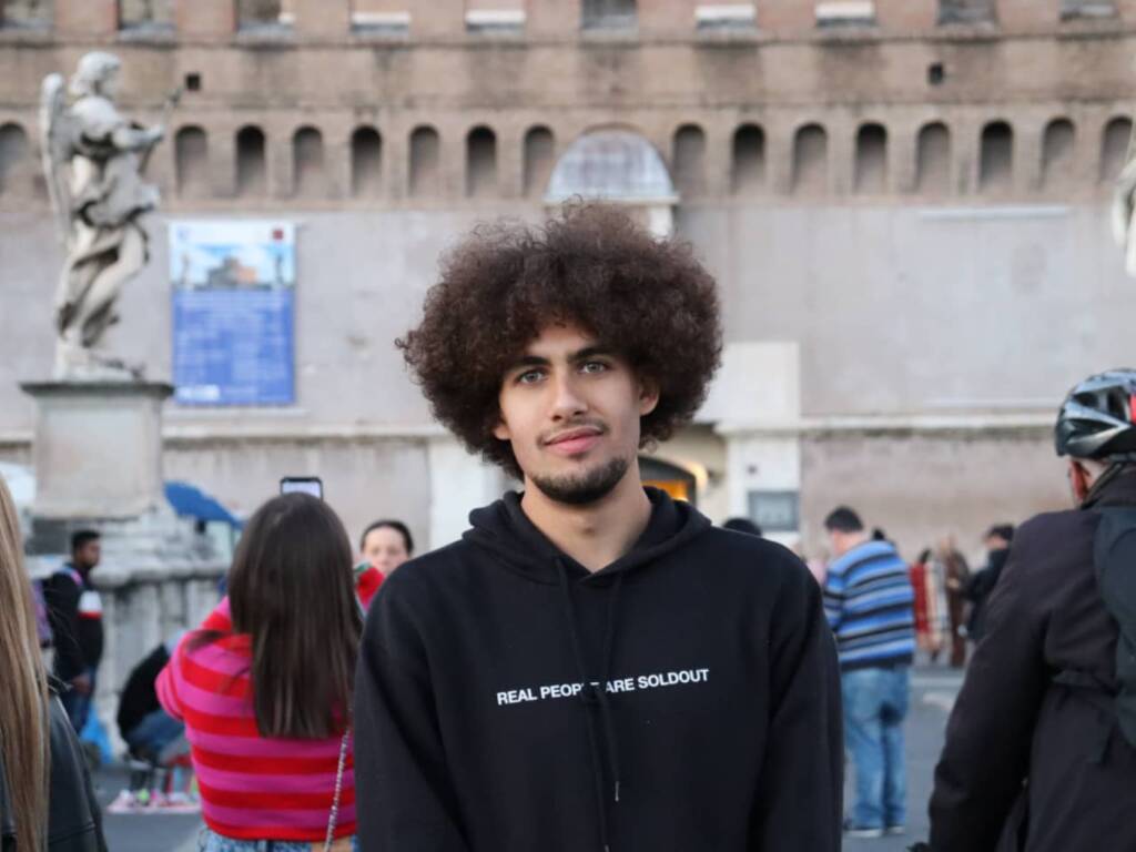 RACISMO: Brasileiro é comparado a um ‘não primata’ em TV Italiana por causa de cabelo afro