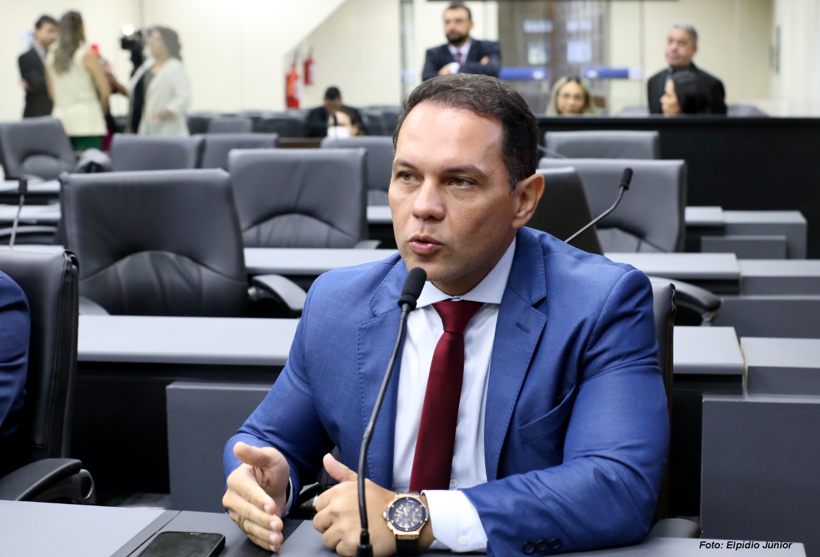 Vereador Kleber Fernandes protocola projeto que protege a mulher vítima de violência