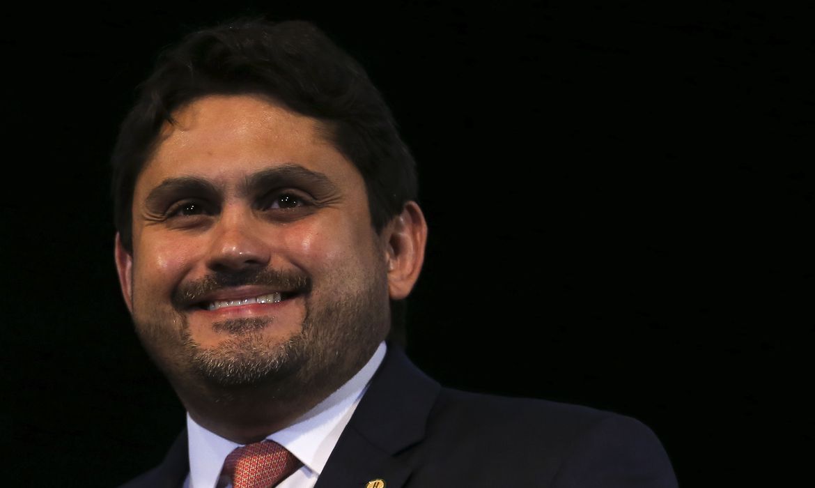 Ministro Juscelino Filho segue no governo após encontro com Lula