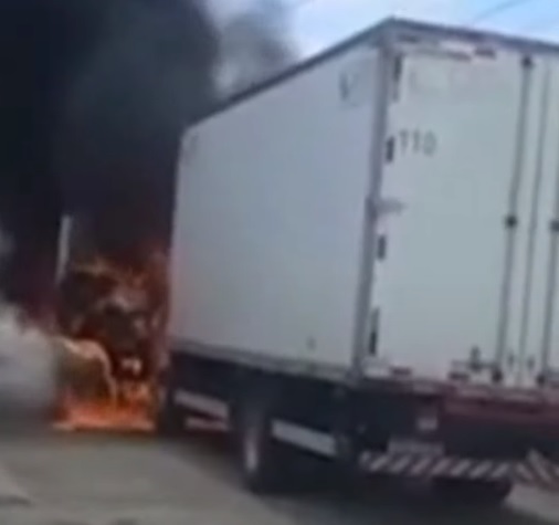 Dupla suspeita de incendiar caminhão durante onda de ataques é presa em Natal