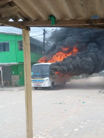 Micro-ônibus é incendiado por criminosos em Parnamirim