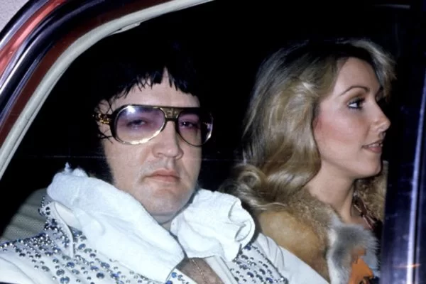 Família de Elvis Presley entra em guerra por império de R$ 5 bilhões