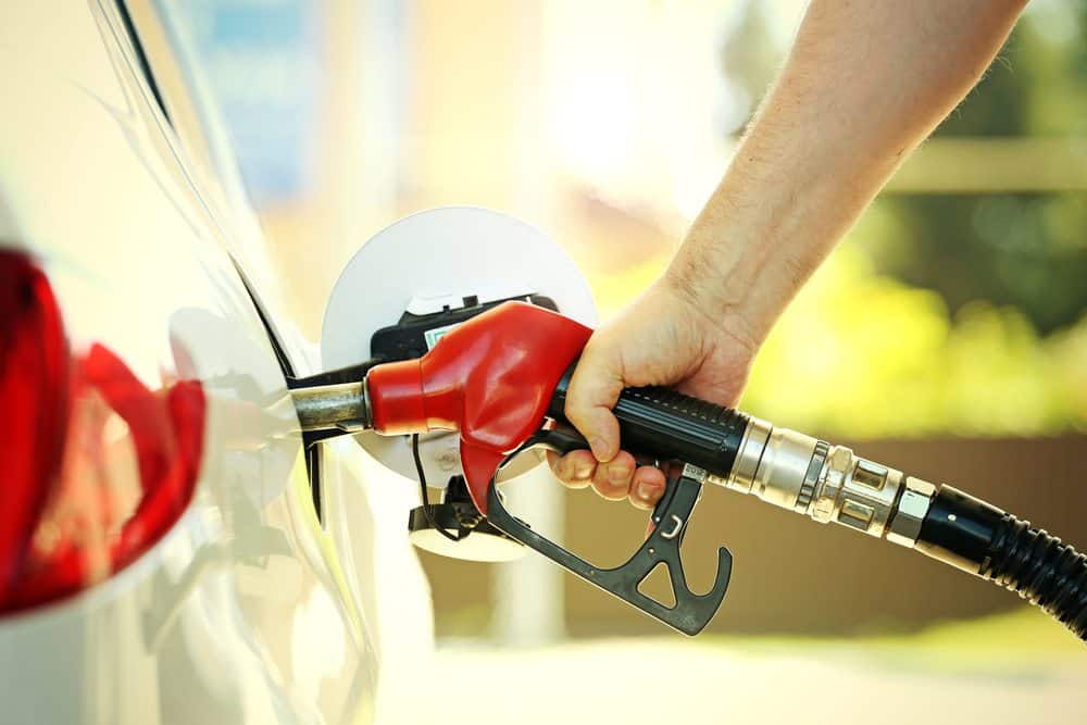 Preço do barril de petróleo sobe 6,7%; cenário aumenta pressão por reajuste no combustível