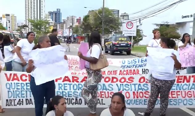 Mulheres de presos realizam protesto próximo à Governadoria; uma delas é presa após agredir PM