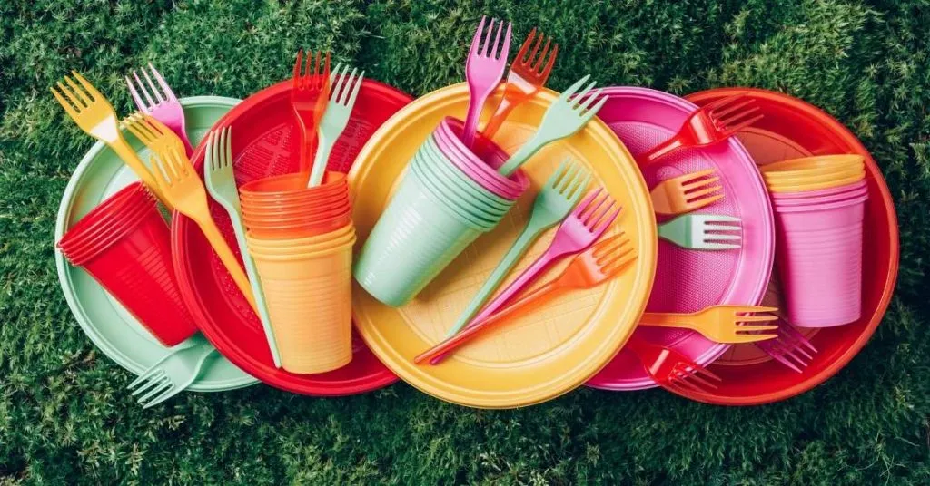 Vereador de Natal quer proibir uso de itens descartáveis em restaurantes, bares e hotéis