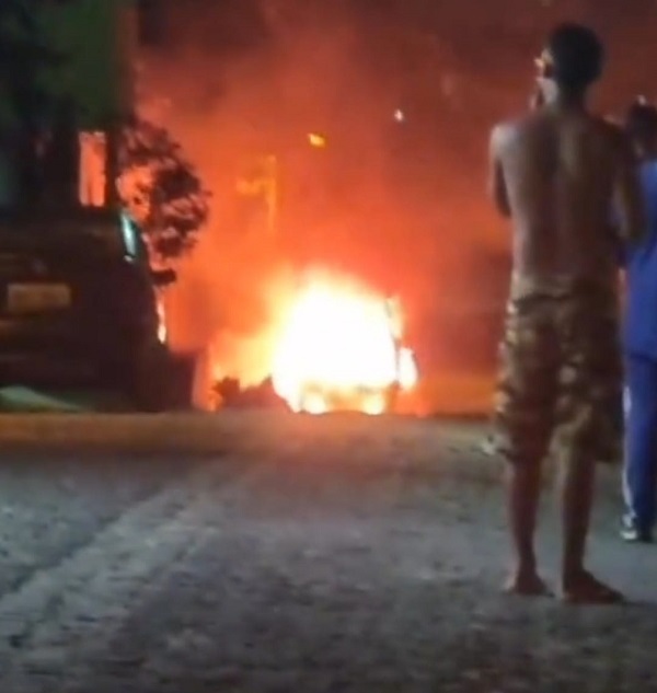 Criminosos mandam crianças descerem e colocam fogo em van escolar em Felipe Camarão