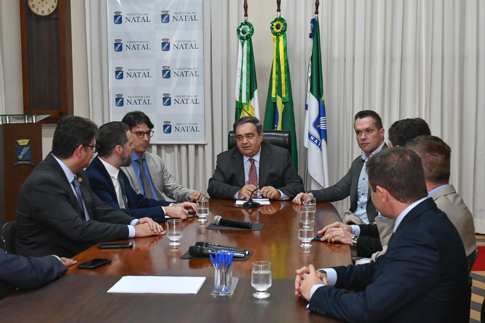 Desembargadores visitam prefeito de Natal e entregam convite para posse no TRF-5