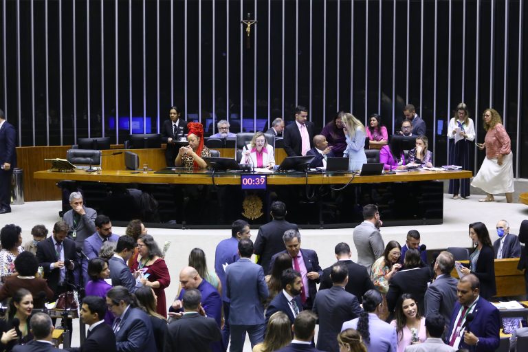 Câmara dos Deputados aprova projeto que prevê pagamento de pensão para filhos de vítimas de feminicídio