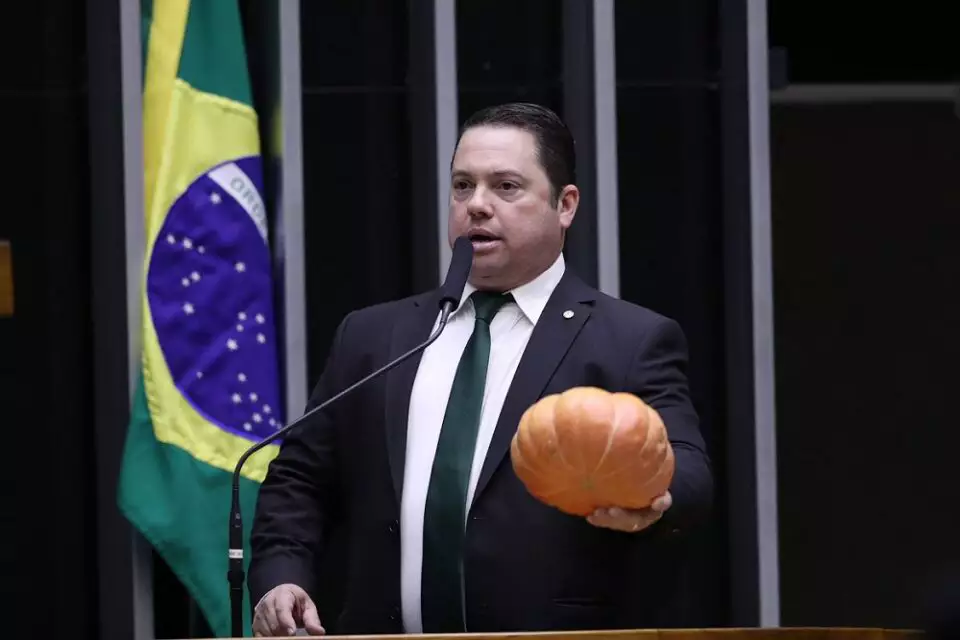 Deputado ironiza promessa de Lula: ‘o povo não é porco’