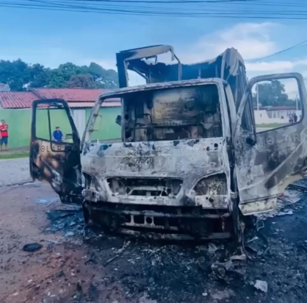 Bandidos tocam fogo em caminhão da Coca-Cola em Macaíba