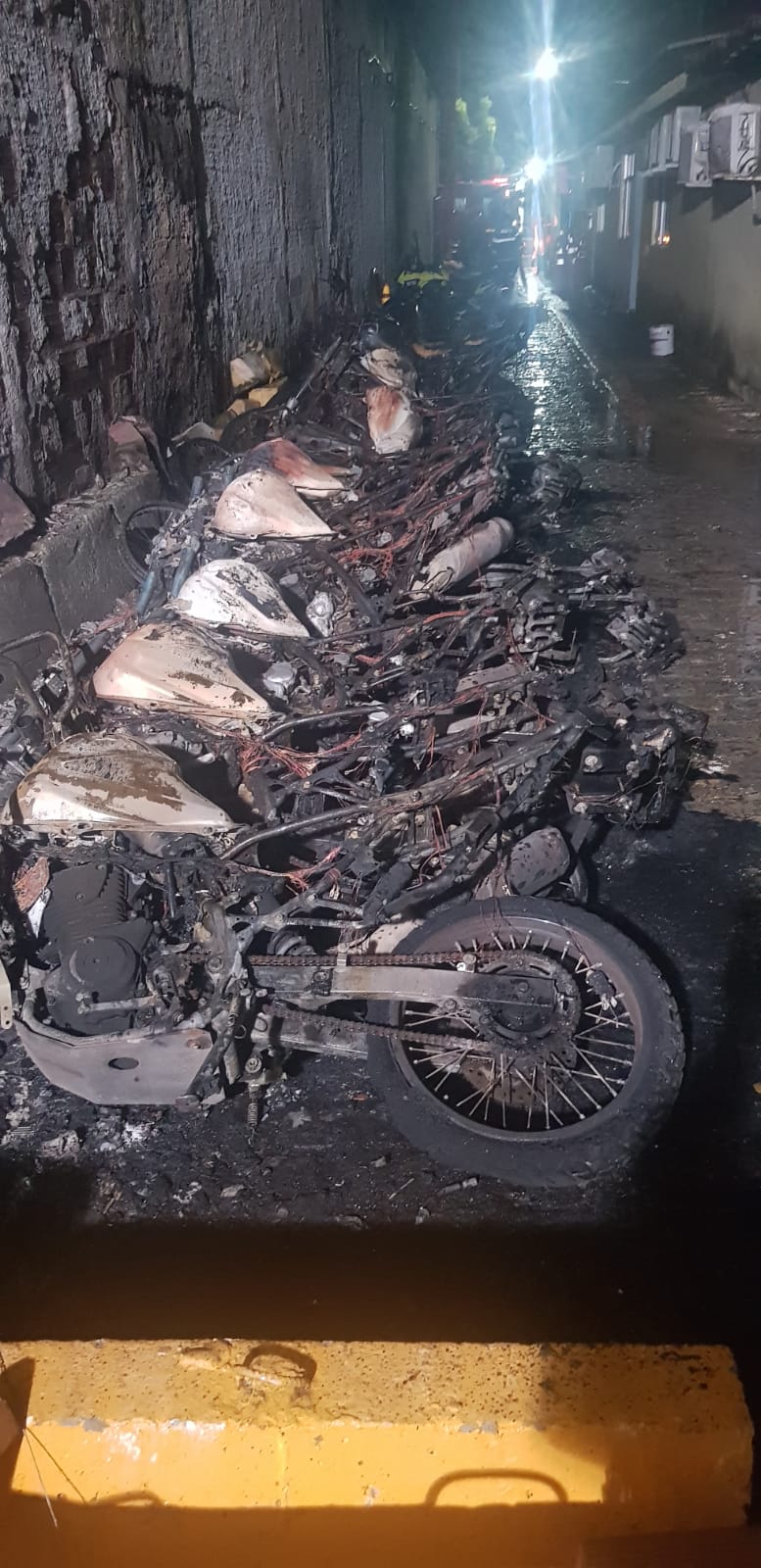 Bandidos ateiam fogo e destroem 14 motos na garagem da STTU