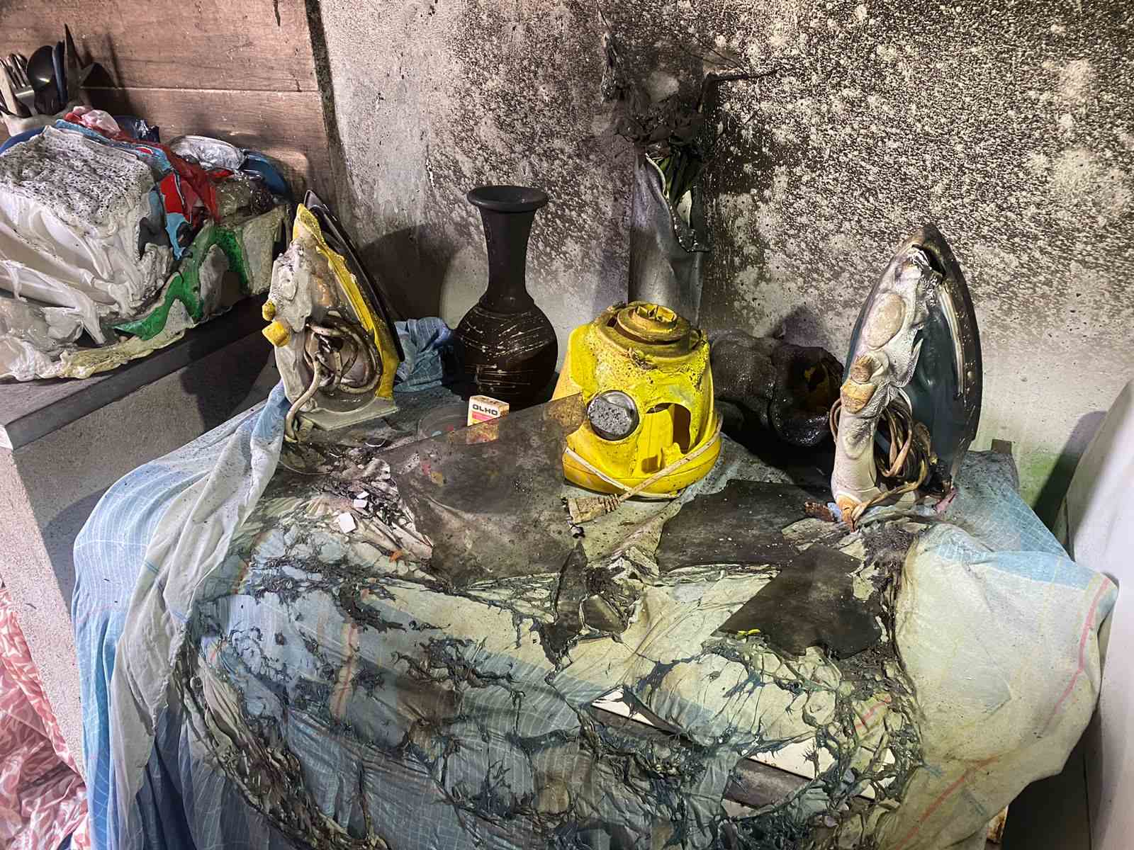 Terror: Criminosos ameaçam moradores e tocam fogo em casas na zona Norte de Natal